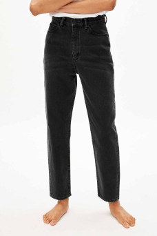 Mairaa Mom, Ebony Black